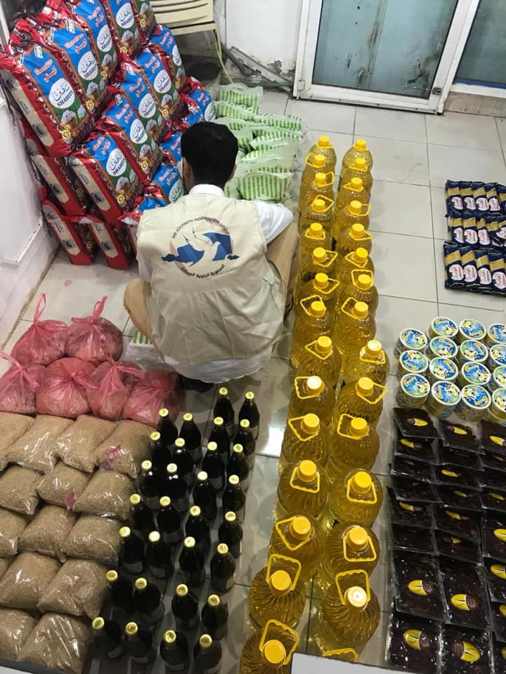 Distributing food baskets to the flood affected people in Aden